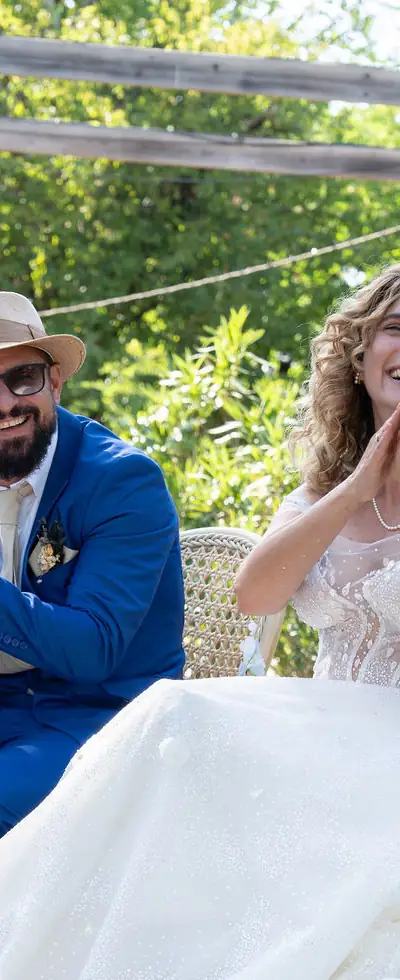 Mariés réagissant pendant le vin d'honneur animé par Ugo