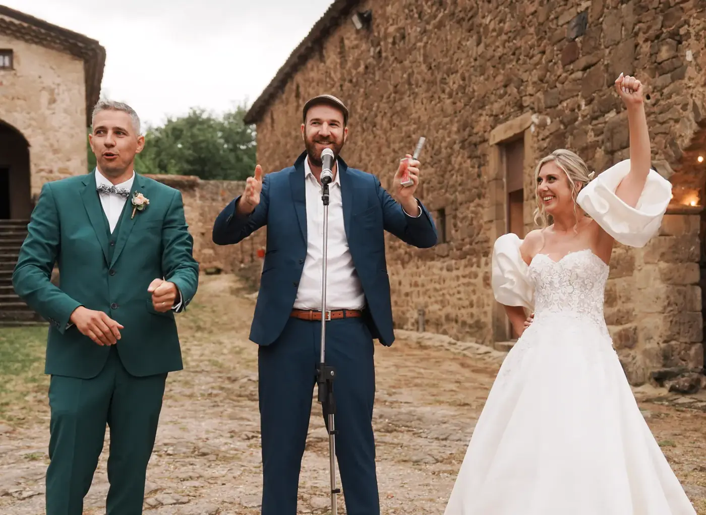 Invités riant pendant un tour de close-up lors d'un mariage