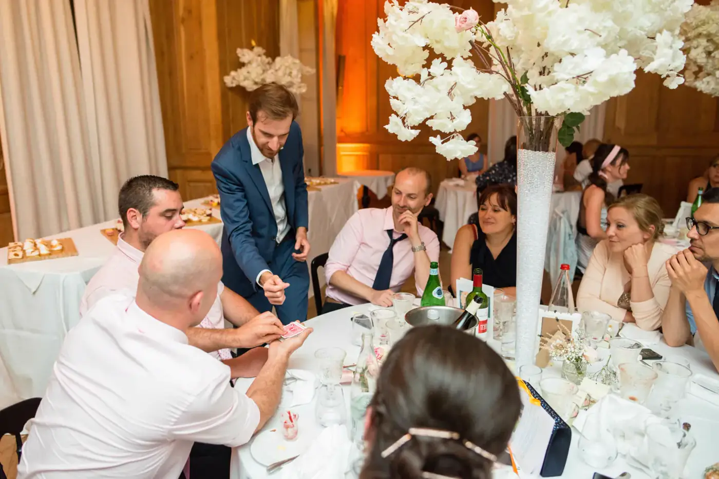 Animation à table pendant un dîner de mariage