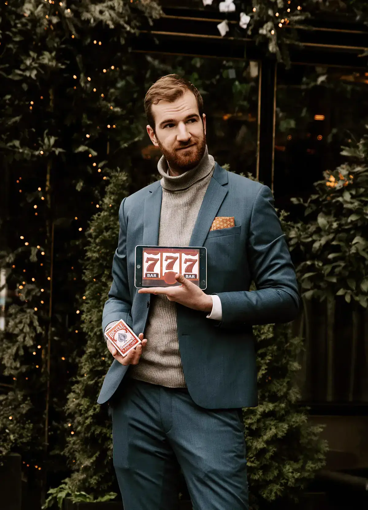 Portrait d'Ugo avec un jeu de cartes en main