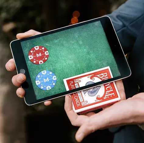 Magicien manipulant un jeu de cartes en gros plan