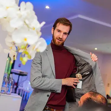Magicien de mariage en pleine prestation