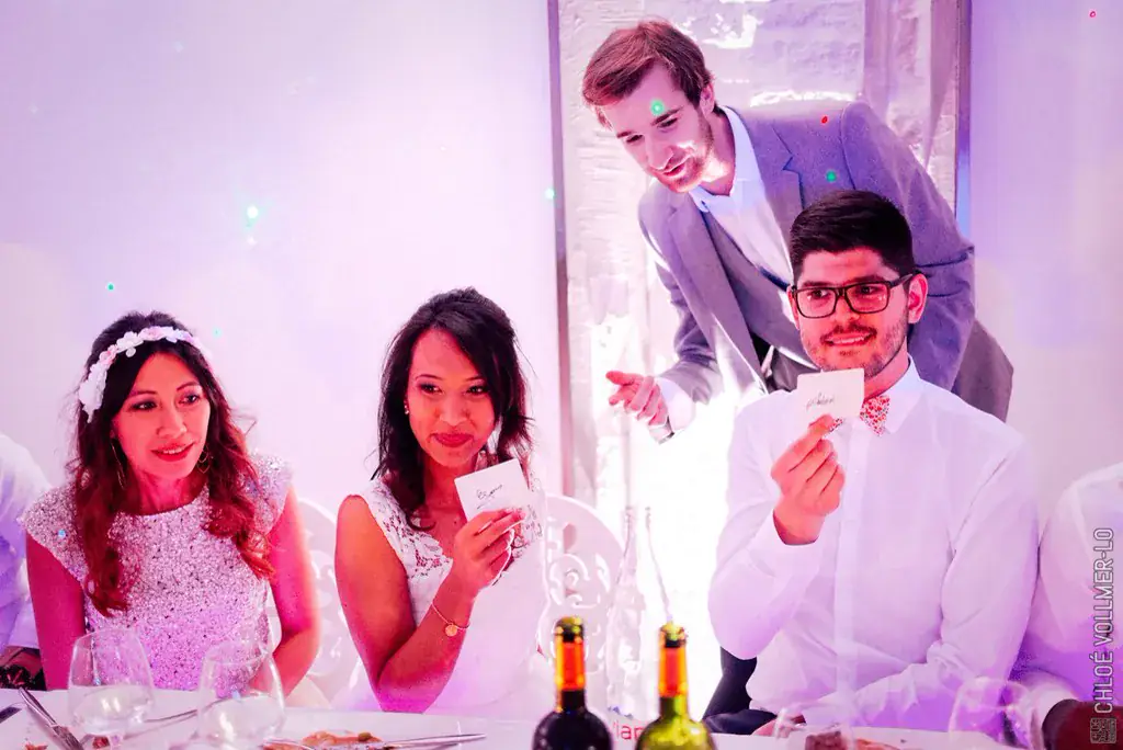 Invités riant pendant un tour de close-up en mariage