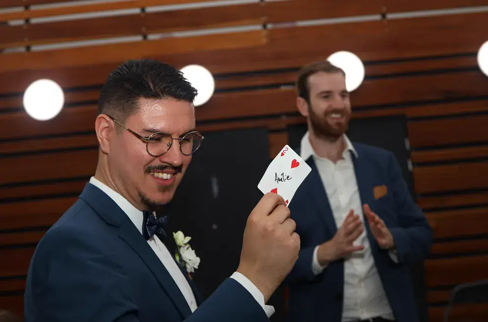 Magicien en prestation lors d'un mariage à Lyon